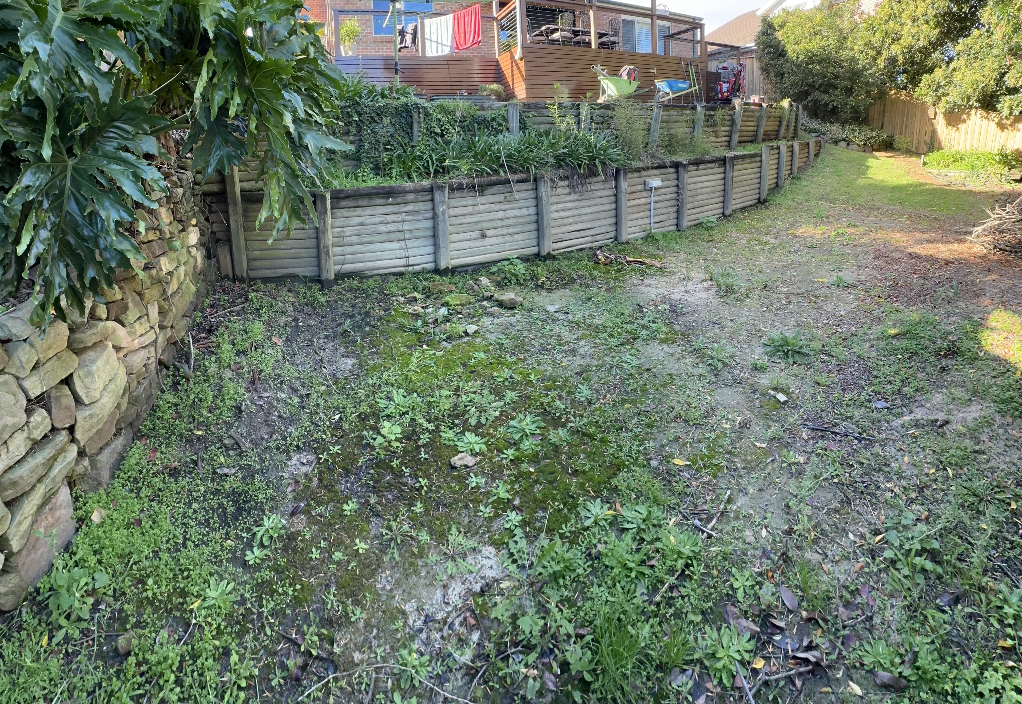Retaining wall site before - Elite Landscaping