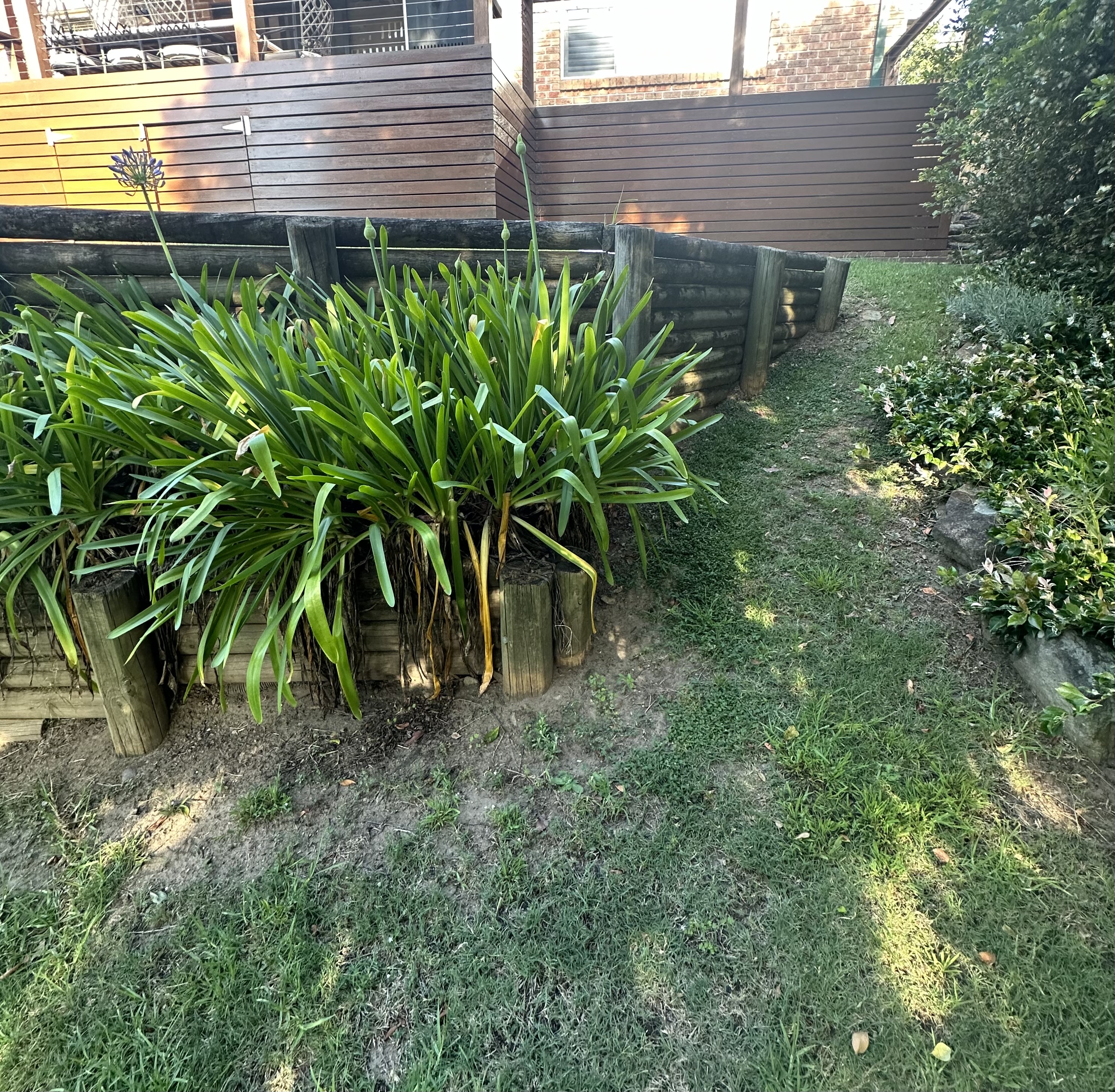 Retaining wall before build - Elite Landscaping